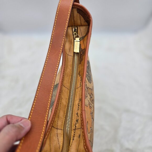 Geo Classic Shoulder Bag - Picture 8 of 12